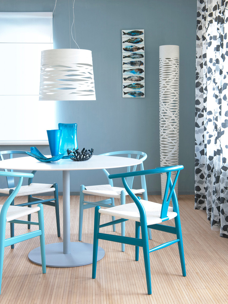 Источник вдохновения для домашнего уюта: столовая в стиле модернизм с синими стенами