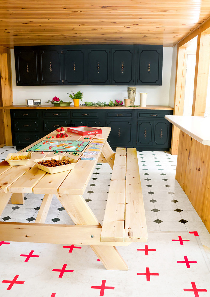 Idéer för ett rustikt kök med matplats, med vita väggar, klinkergolv i keramik och flerfärgat golv
