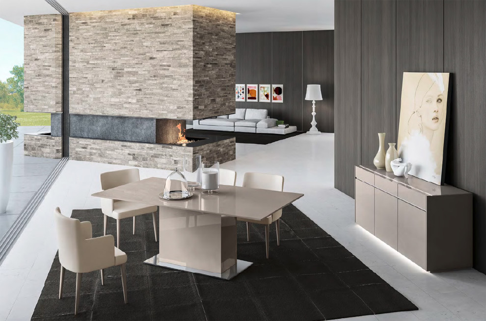 Стильный дизайн: большая кухня-столовая в современном стиле с коричневыми стенами, полом из керамической плитки, двусторонним камином и фасадом камина из камня - последний тренд