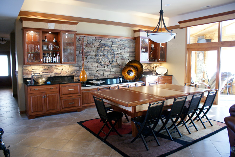 Esempio di una grande sala da pranzo aperta verso il soggiorno american style con pareti beige, pavimento con piastrelle in ceramica e nessun camino