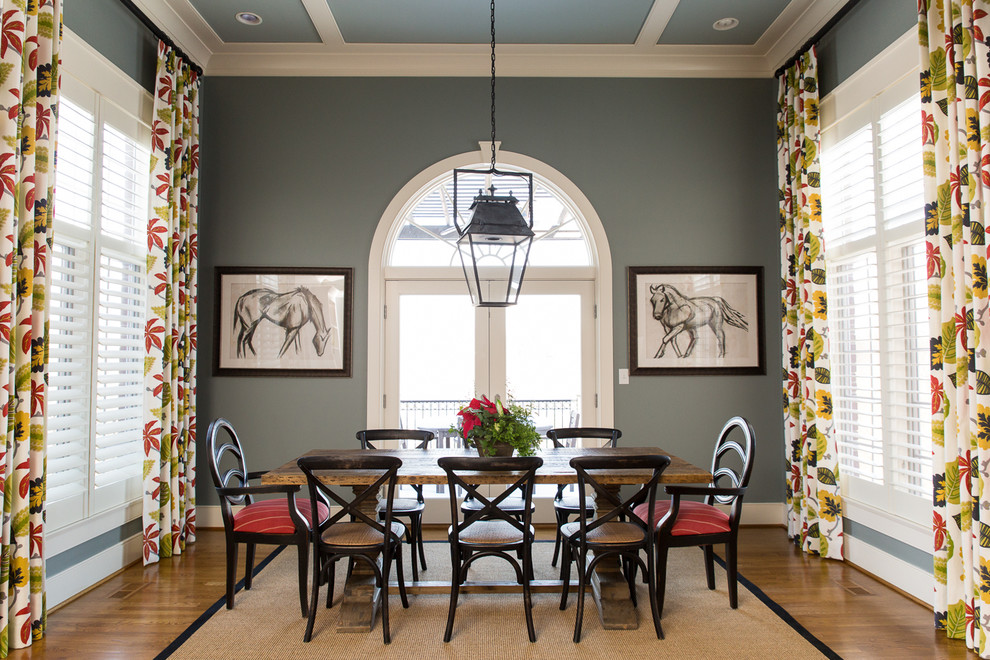 Immagine di una sala da pranzo classica chiusa e di medie dimensioni con pareti grigie, pavimento in legno massello medio, nessun camino e pavimento marrone