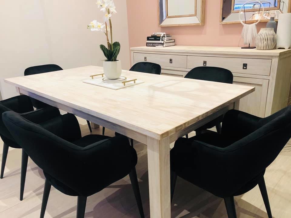 Ispirazione per una piccola sala da pranzo aperta verso la cucina nordica con pareti rosa, pavimento in bambù e pavimento bianco