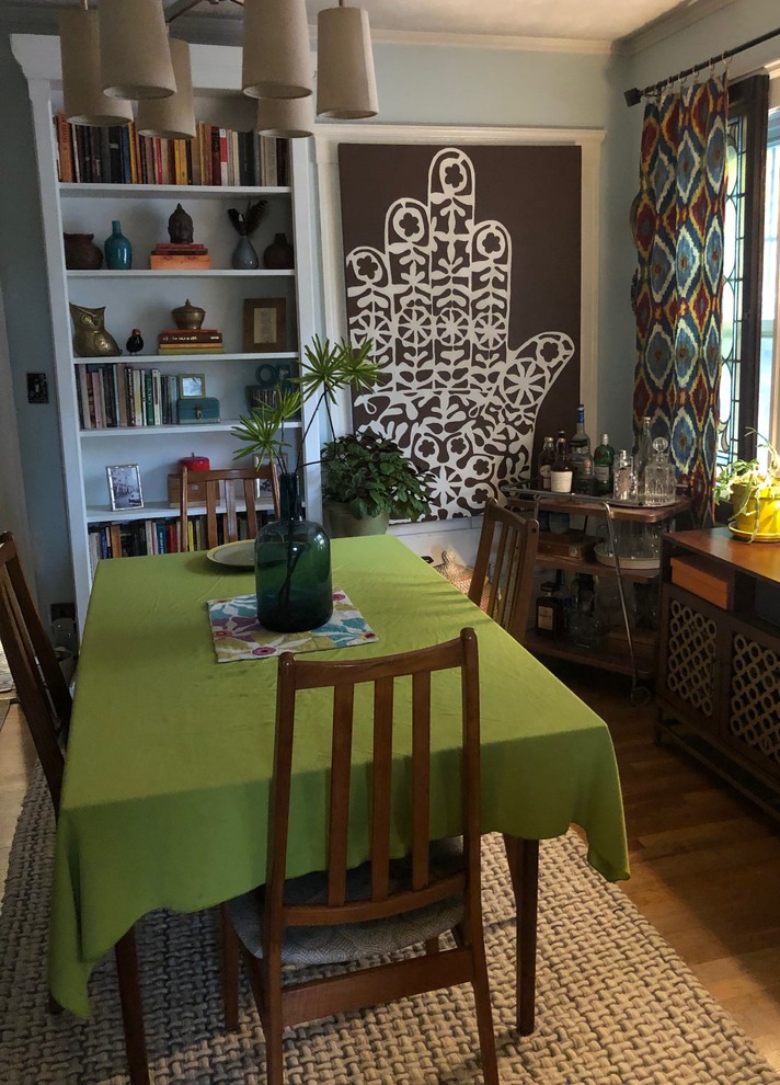Ejemplo de comedor vintage de tamaño medio cerrado con paredes azules y suelo de madera en tonos medios