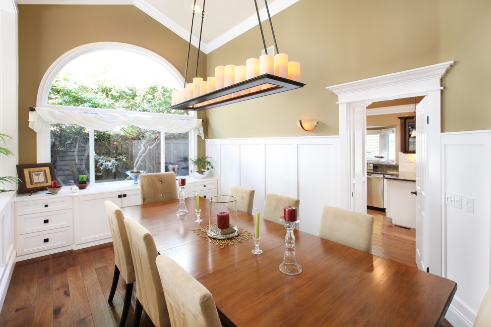 Idée de décoration pour une salle à manger ouverte sur la cuisine tradition avec un mur beige et parquet foncé.