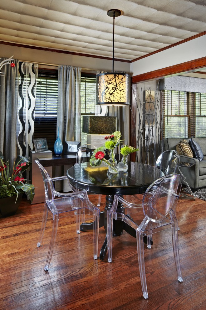 Imagen de comedor moderno con paredes grises, suelo de madera oscura y cortinas