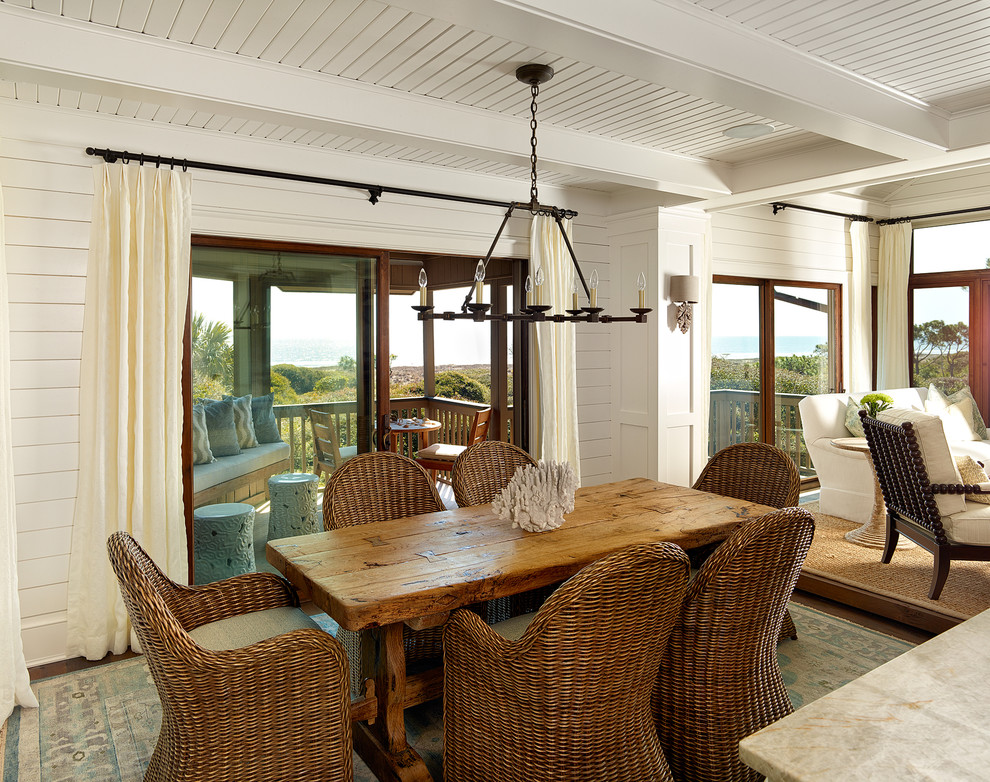 Exemple d'une salle à manger ouverte sur le salon bord de mer avec un mur blanc.