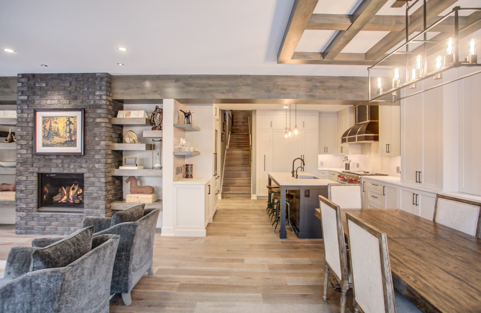 Exemple d'une grande salle à manger ouverte sur la cuisine tendance avec un mur gris, parquet clair et un sol marron.
