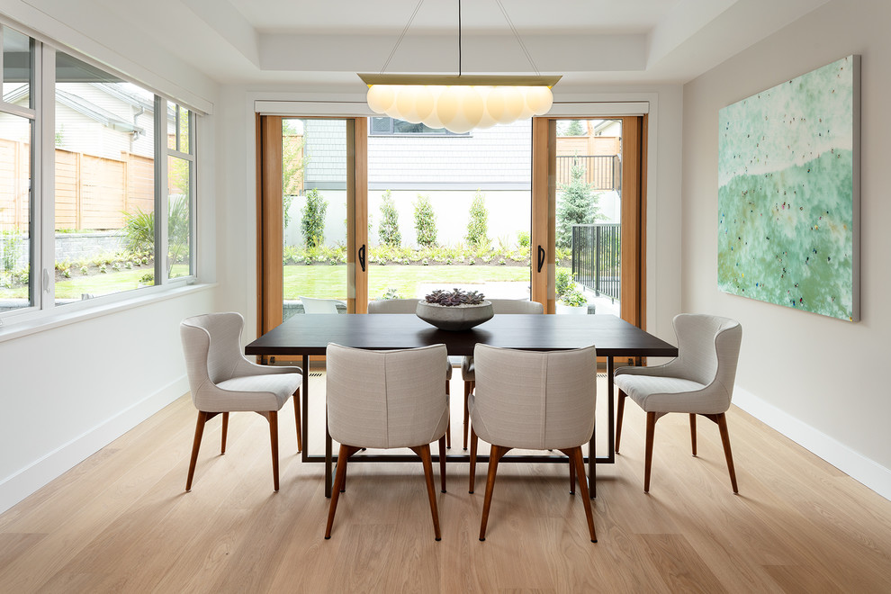 Idée de décoration pour une salle à manger design avec un mur beige, parquet clair et un sol marron.