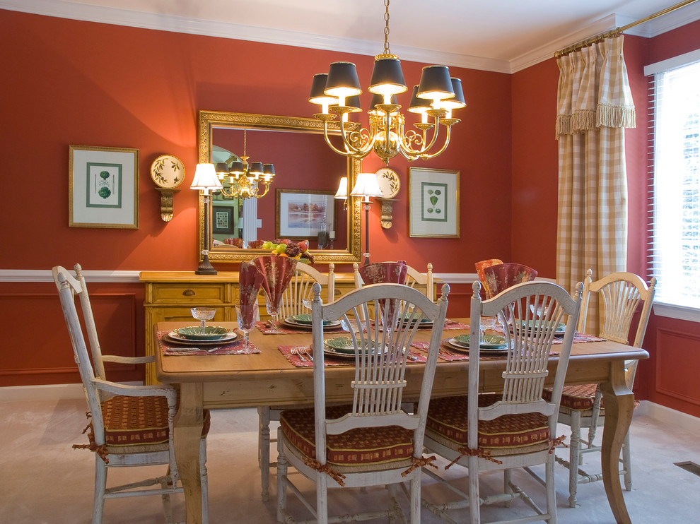 Стильный дизайн: отдельная столовая среднего размера в классическом стиле с оранжевыми стенами и ковровым покрытием без камина - последний тренд