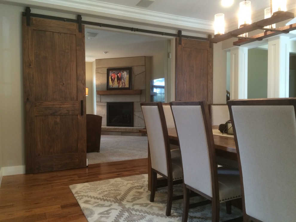 Idée de décoration pour une salle à manger chalet fermée et de taille moyenne avec un mur beige et un sol en bois brun.