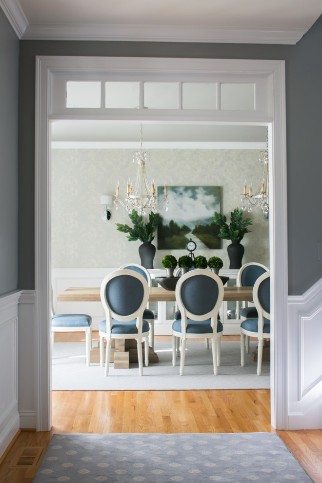Inspiration pour une grande salle à manger traditionnelle avec un mur blanc et parquet clair.