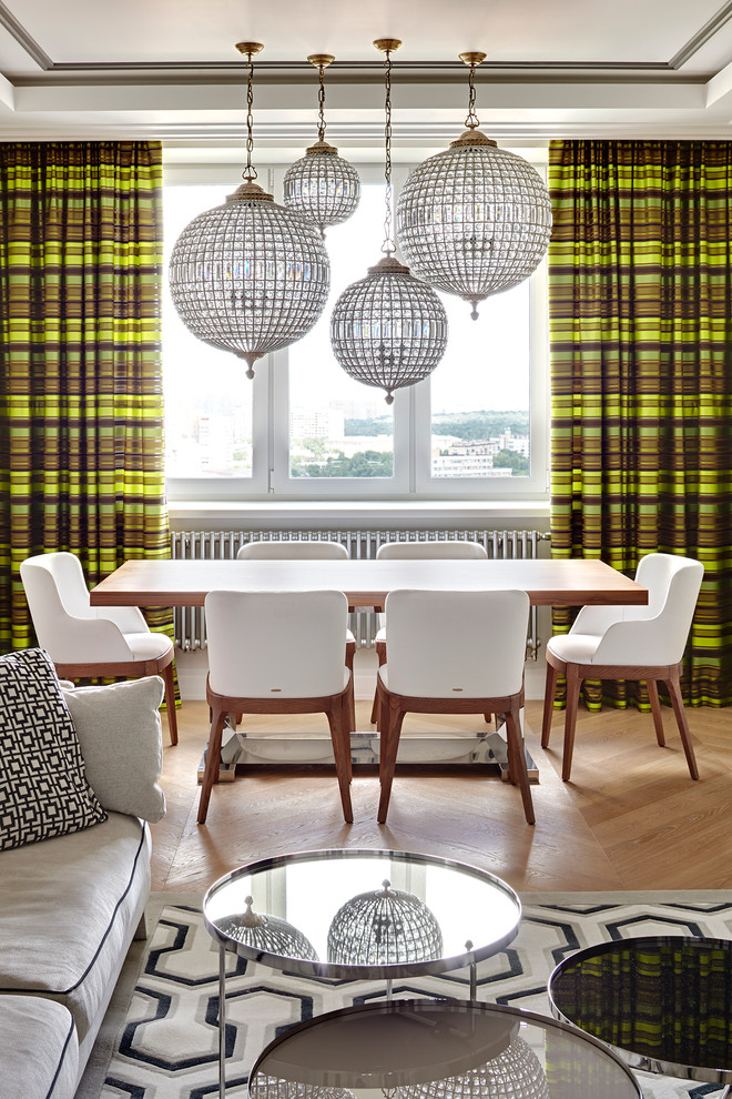 Свежая идея для дизайна: гостиная-столовая в современном стиле с светлым паркетным полом и белыми стенами - отличное фото интерьера