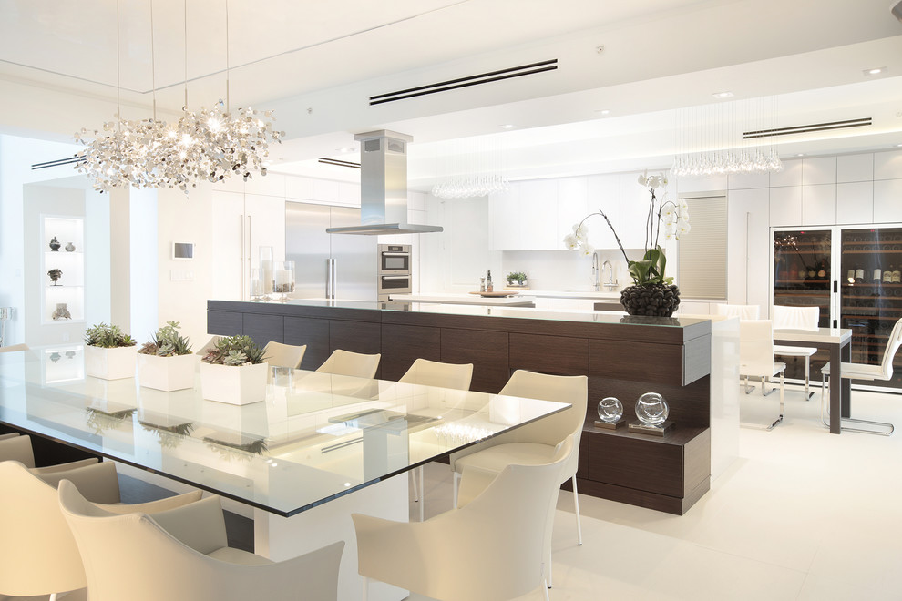 Стильный дизайн: большая кухня-столовая в современном стиле с белыми стенами без камина - последний тренд