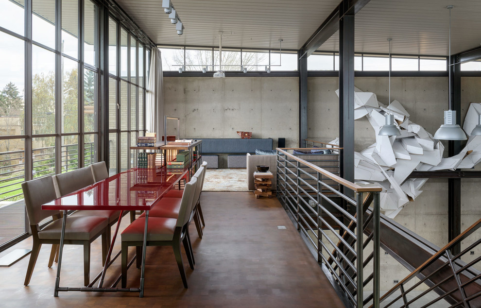 Esempio di una sala da pranzo minimal con pareti grigie e pavimento marrone