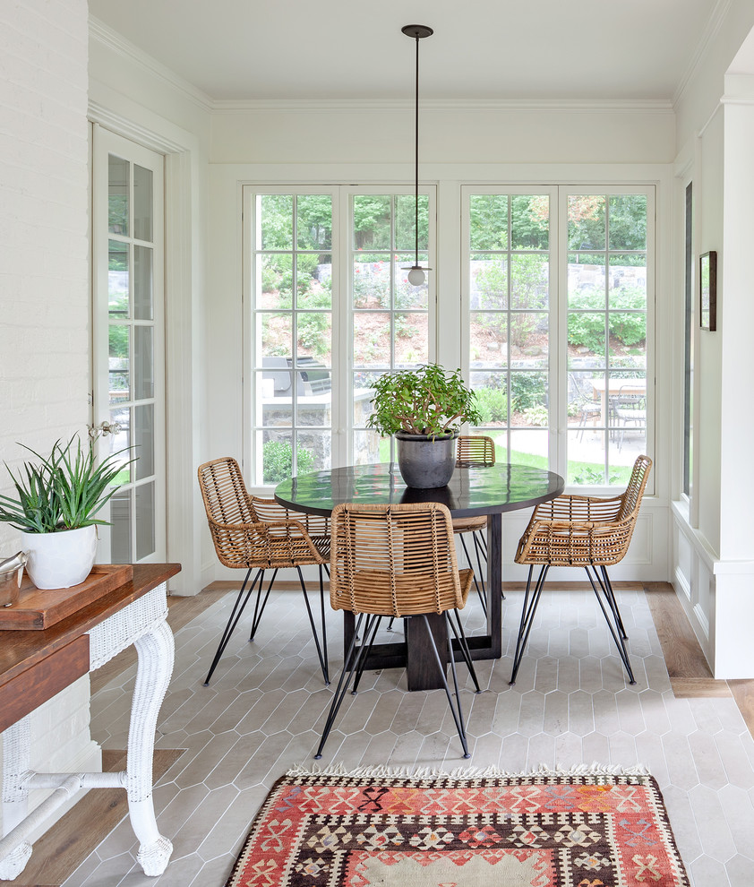 Свежая идея для дизайна: маленькая кухня-столовая в классическом стиле с белыми стенами и серым полом без камина для на участке и в саду - отличное фото интерьера