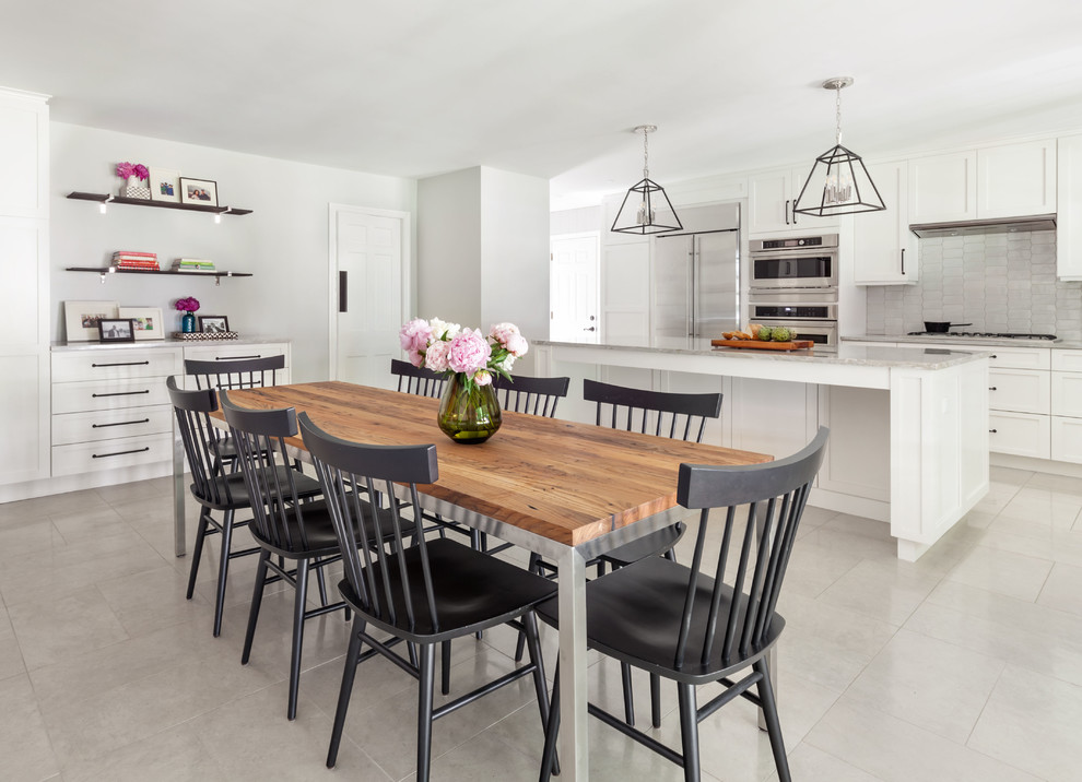 Идея дизайна: кухня-столовая в морском стиле с серыми стенами и серым полом без камина