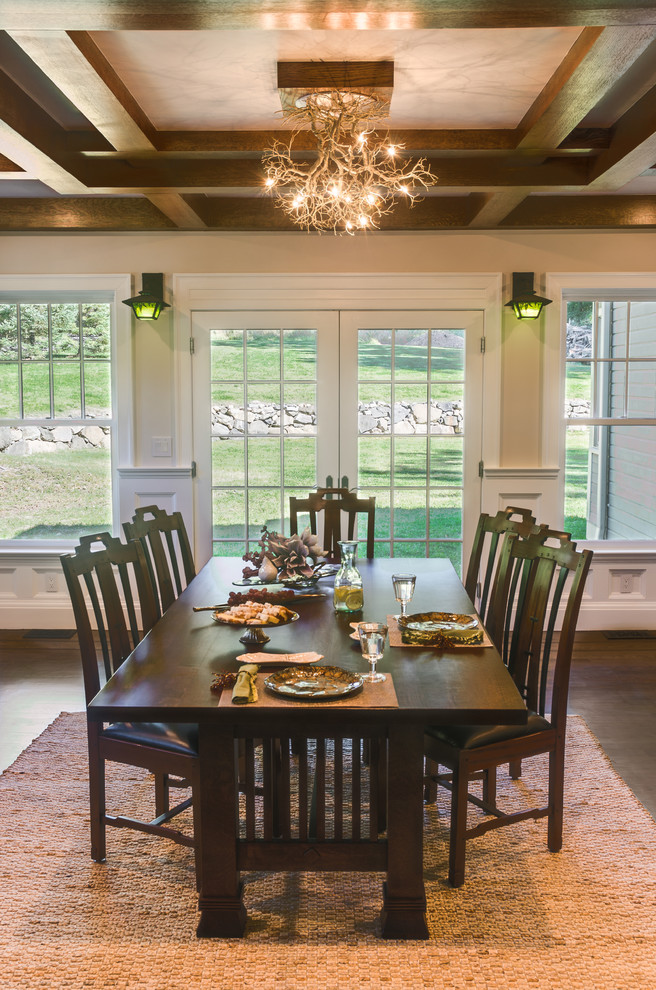 Inspiration pour une salle à manger ouverte sur le salon craftsman de taille moyenne avec un mur beige et parquet foncé.