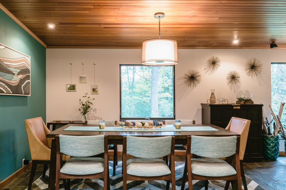 Idee per una sala da pranzo aperta verso la cucina minimalista con pareti verdi, pavimento in ardesia e pavimento multicolore