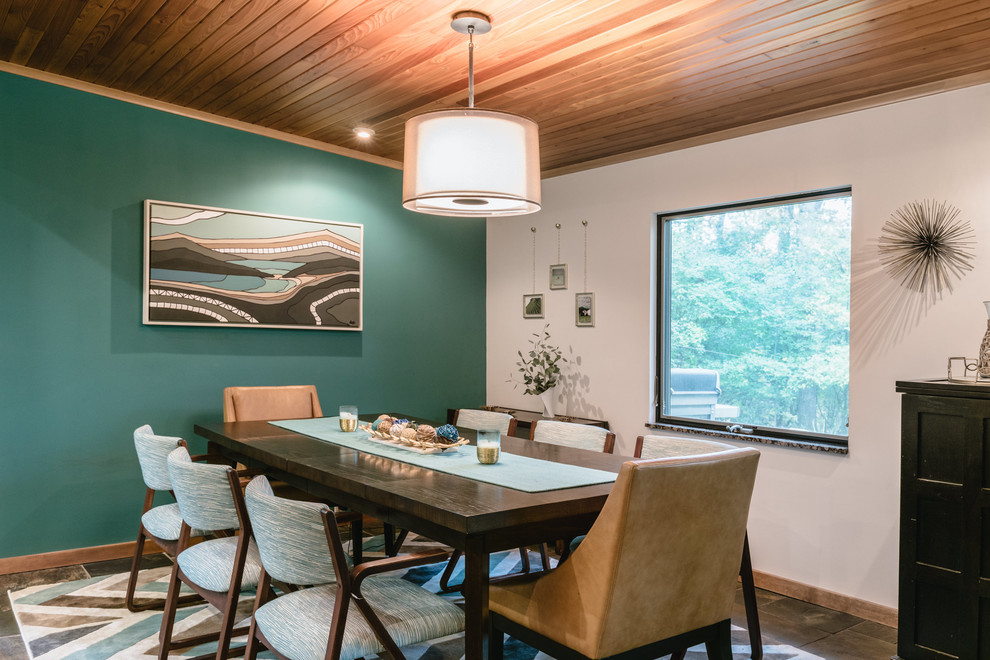 Идея дизайна: кухня-столовая в стиле ретро с зелеными стенами, полом из сланца и разноцветным полом