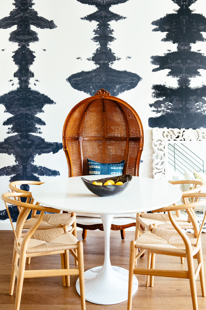 Imagen de comedor costero pequeño con paredes azules, suelo de madera clara y suelo beige