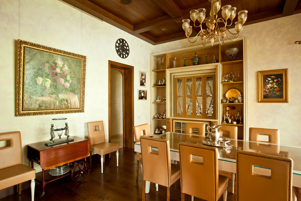 Idées déco pour une salle à manger classique avec un mur beige et parquet foncé.