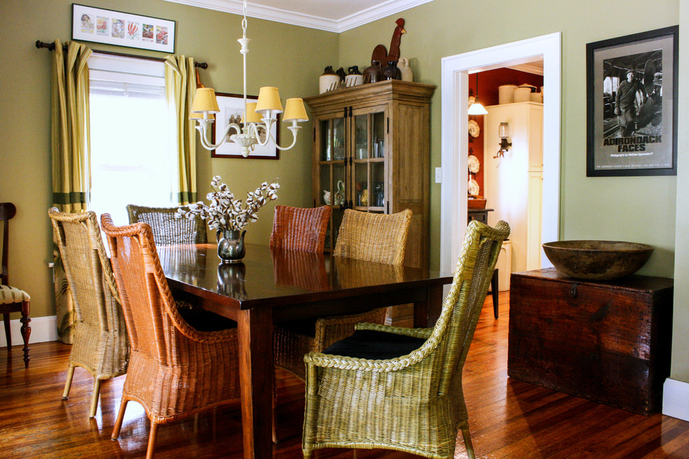 Пример оригинального дизайна: столовая в классическом стиле с зелеными стенами и темным паркетным полом
