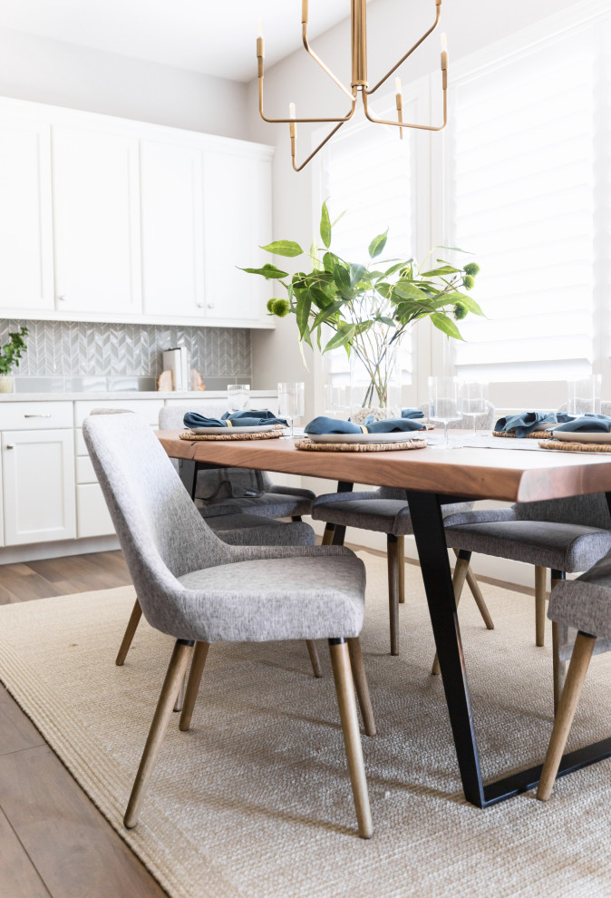 Свежая идея для дизайна: гостиная-столовая в стиле неоклассика (современная классика) с белыми стенами и коричневым полом - отличное фото интерьера