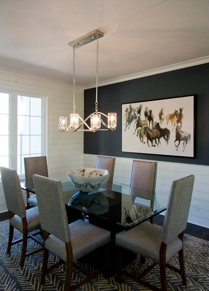 Foto de comedor minimalista grande abierto con paredes azules, suelo de madera oscura y suelo marrón