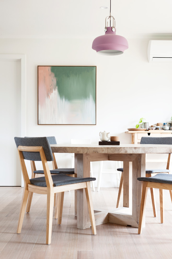 Esempio di una sala da pranzo aperta verso la cucina scandinava di medie dimensioni con pareti bianche e parquet chiaro