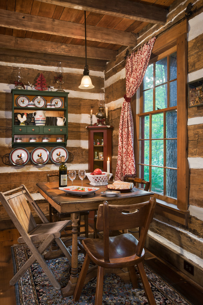 Immagine di una sala da pranzo aperta verso il soggiorno rustica con pavimento marrone, pareti marroni e pavimento in legno massello medio