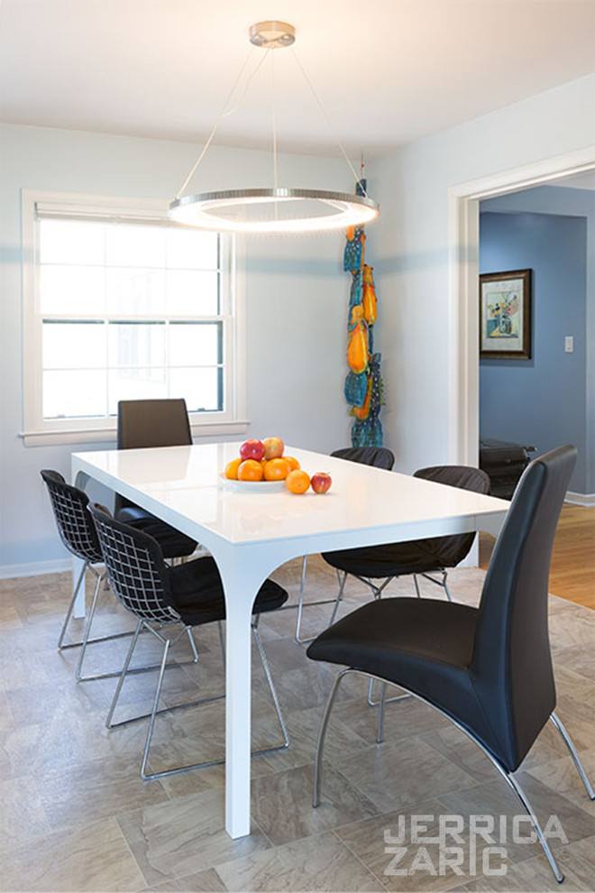 Immagine di una sala da pranzo aperta verso la cucina eclettica di medie dimensioni con pareti blu, pavimento in vinile e pavimento beige