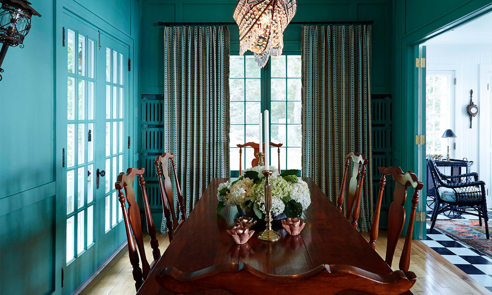 На фото: отдельная столовая в классическом стиле с синими стенами
