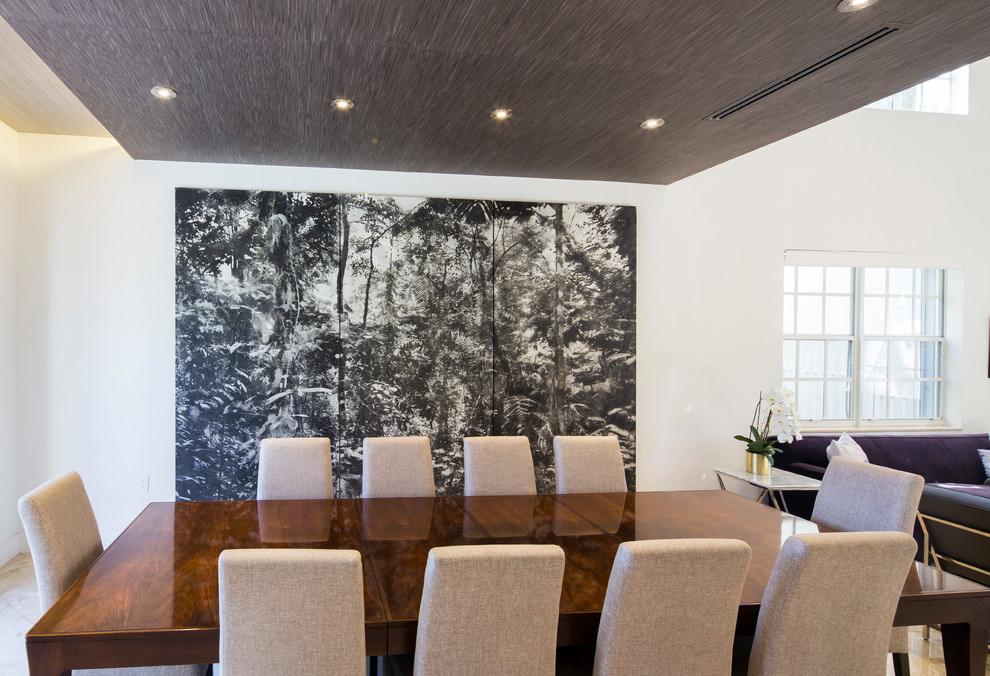 Cette image montre une salle à manger ouverte sur le salon design avec un mur blanc, un sol en carrelage de porcelaine et un sol jaune.