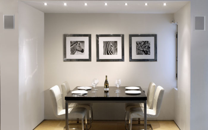 Example of a minimalist dining room design in Tel Aviv
