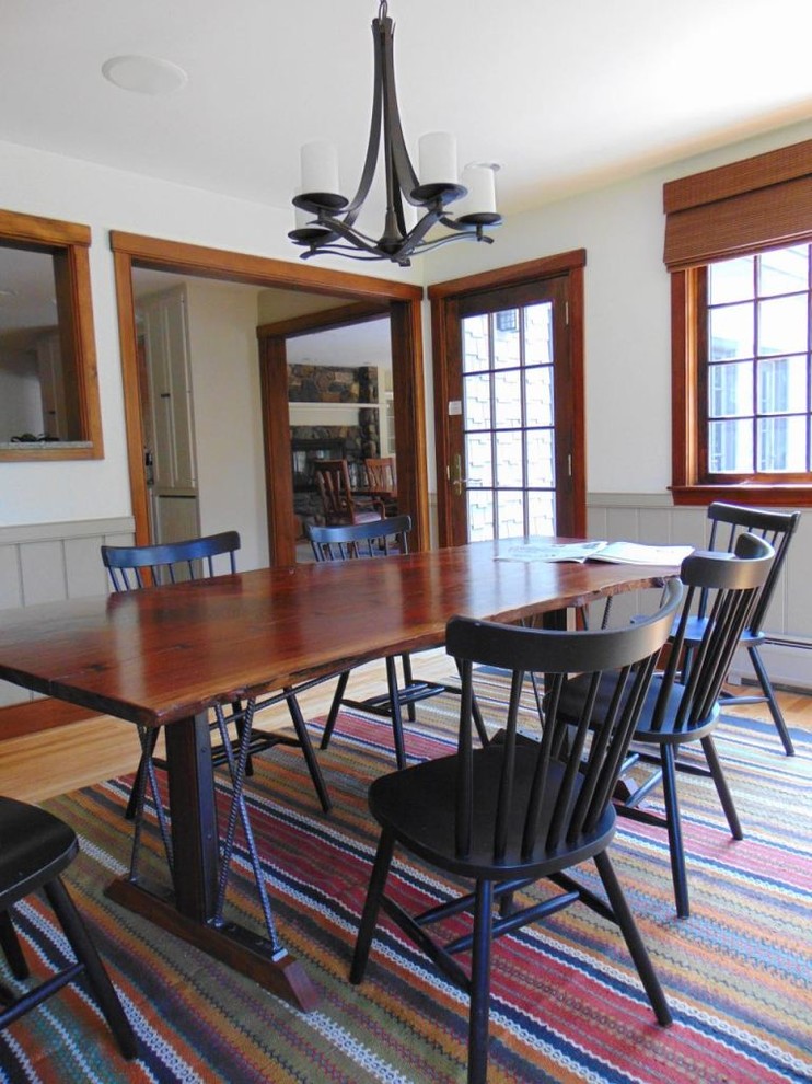 Exemple d'une salle à manger ouverte sur la cuisine chic de taille moyenne avec un mur beige, moquette et aucune cheminée.