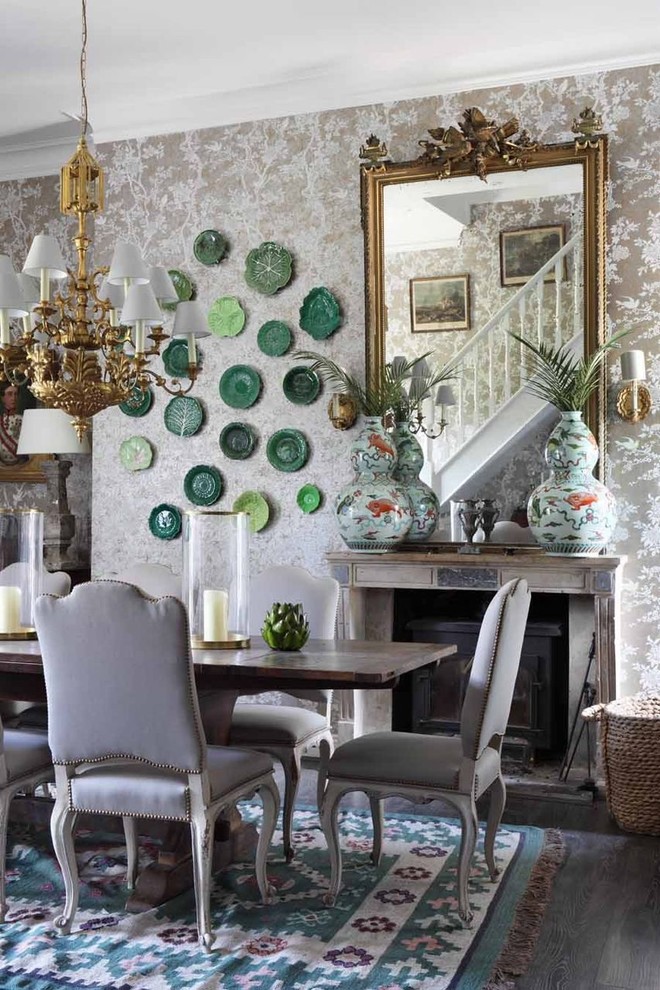 Foto di una sala da pranzo shabby-chic style con pareti beige, parquet scuro e camino classico