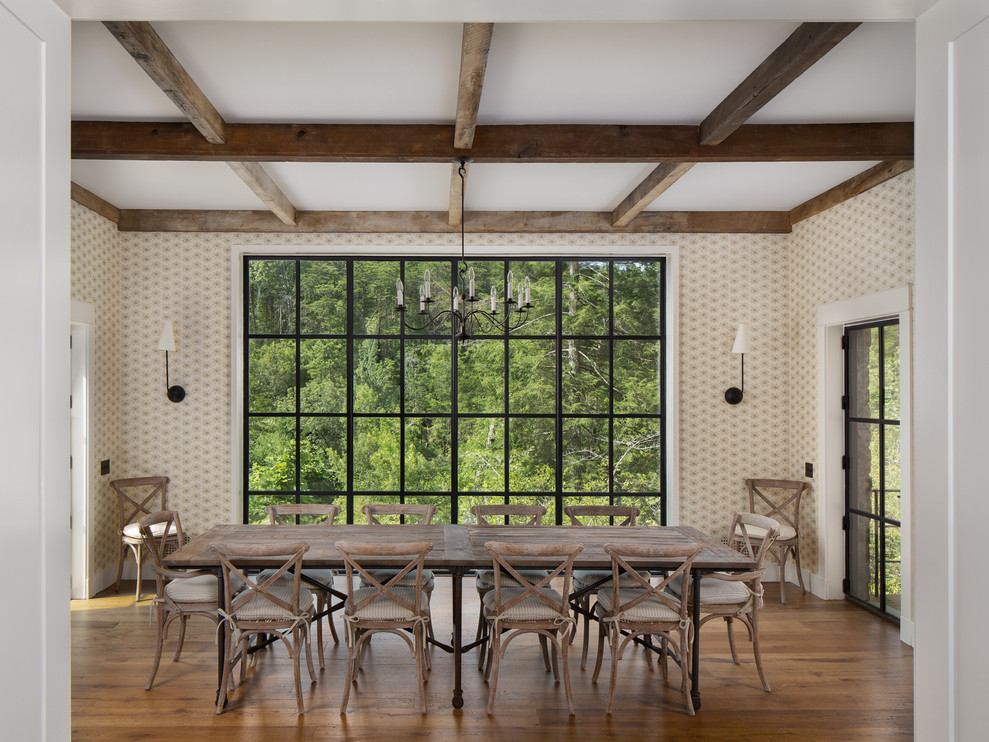 Esempio di una grande sala da pranzo country chiusa con pareti marroni, pavimento in legno massello medio, nessun camino e pavimento marrone