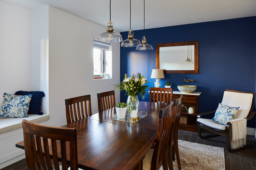 Пример оригинального дизайна: отдельная столовая среднего размера в классическом стиле с синими стенами, полом из керамогранита и коричневым полом без камина