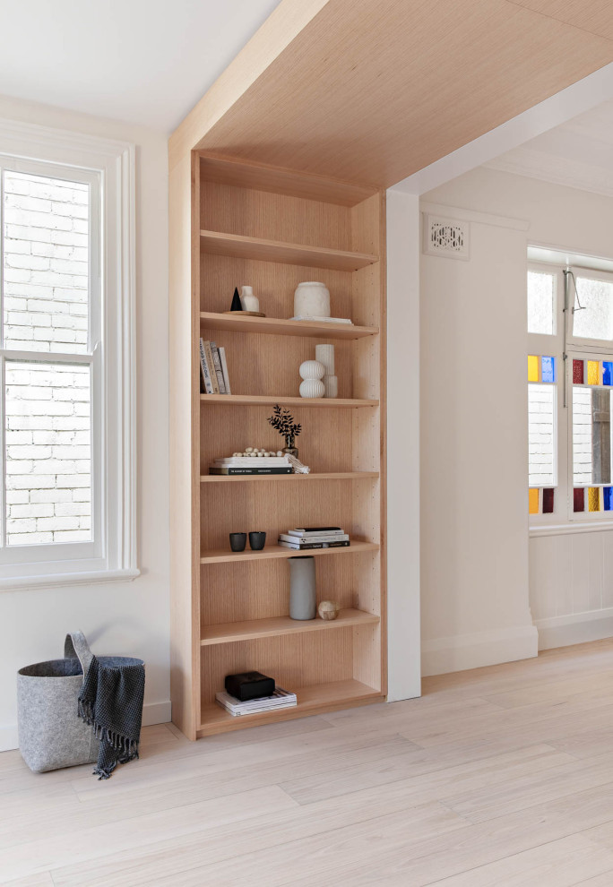 Immagine di una sala da pranzo aperta verso il soggiorno minimal di medie dimensioni con pareti bianche, parquet chiaro, pavimento marrone e soffitto in perlinato