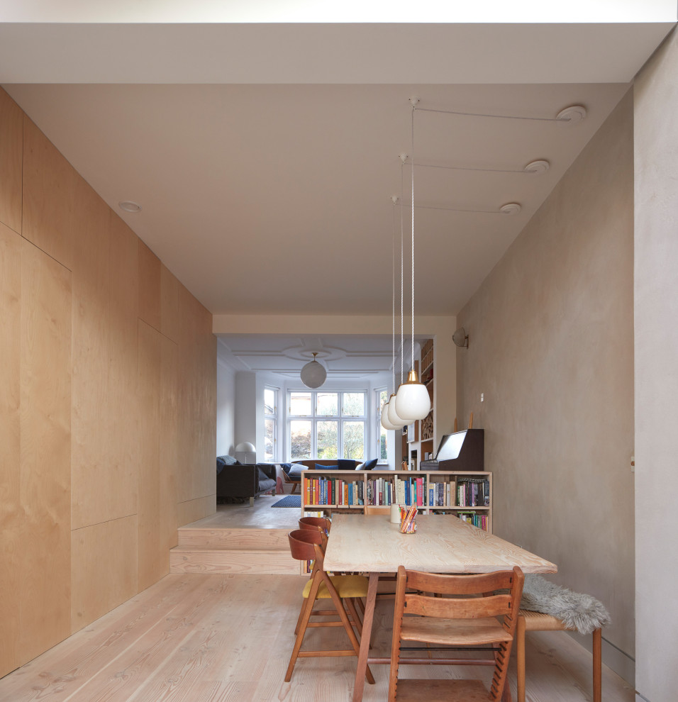 Ispirazione per una piccola sala da pranzo design con pareti beige, parquet chiaro, nessun camino e pavimento beige