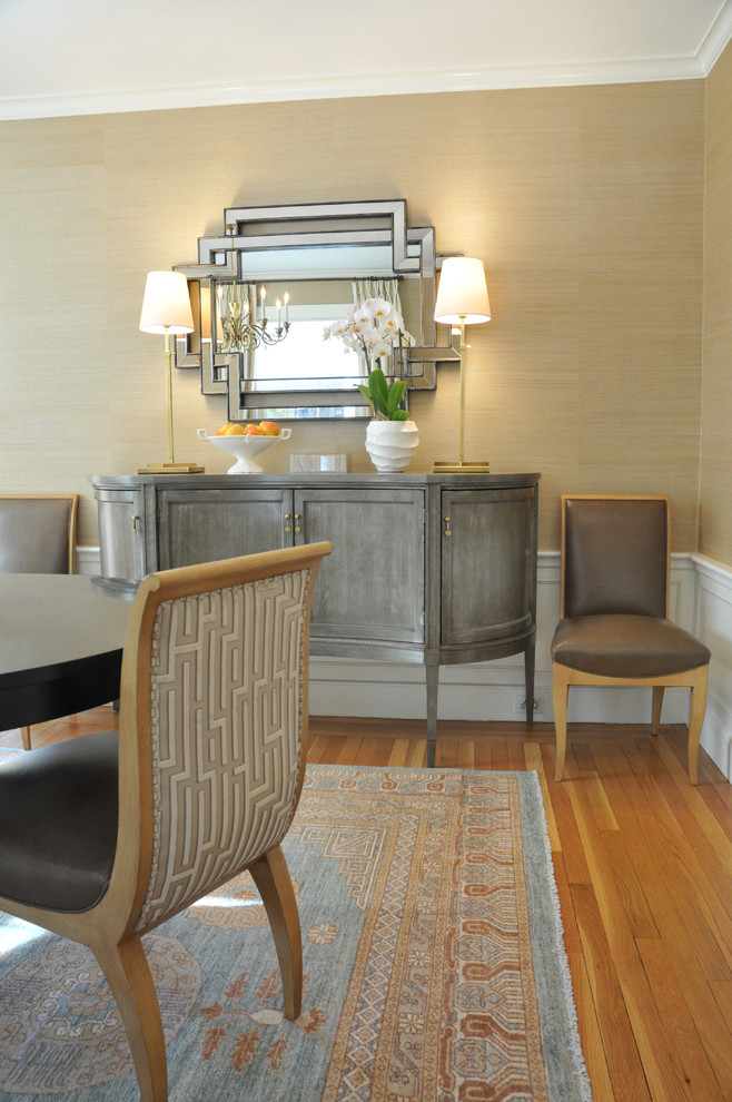 Ispirazione per una sala da pranzo classica chiusa e di medie dimensioni con pareti beige, pavimento in legno massello medio e pavimento marrone