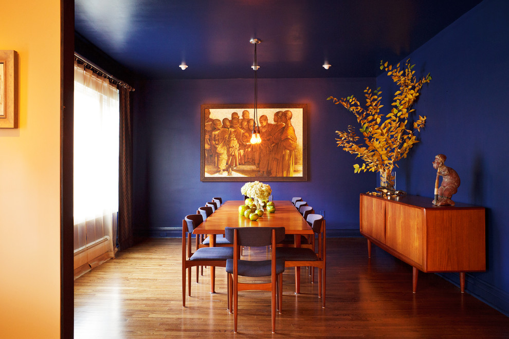 Свежая идея для дизайна: столовая в стиле модернизм с синими стенами и темным паркетным полом - отличное фото интерьера