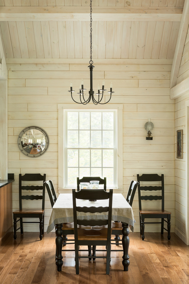 Foto de comedor nórdico con paredes beige y suelo de madera clara