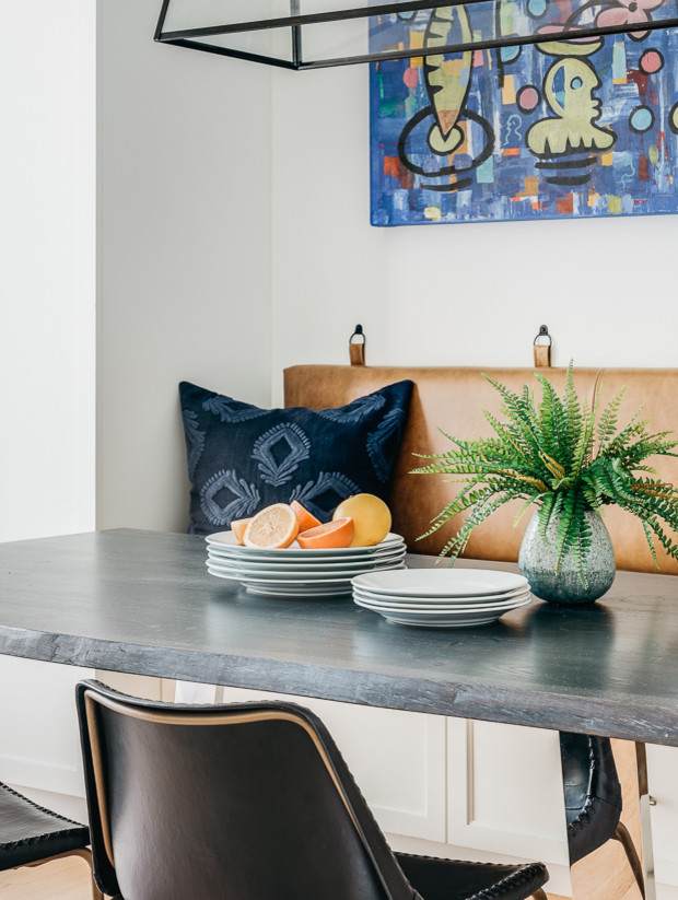 Esempio di una sala da pranzo classica chiusa e di medie dimensioni con parquet chiaro e pavimento beige