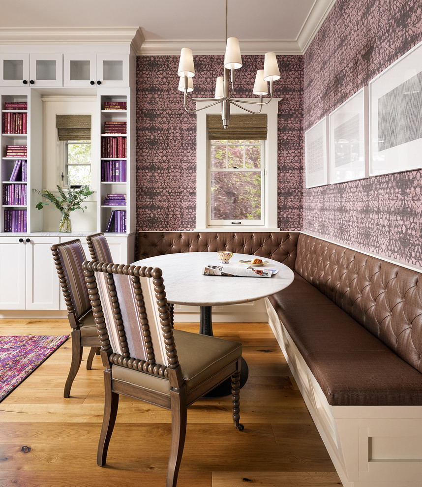 Idées déco pour une salle à manger ouverte sur la cuisine classique de taille moyenne avec un mur violet, un sol en bois brun, aucune cheminée et un sol marron.