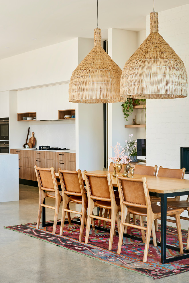 Esempio di una grande sala da pranzo aperta verso la cucina contemporanea con pareti bianche e pavimento grigio