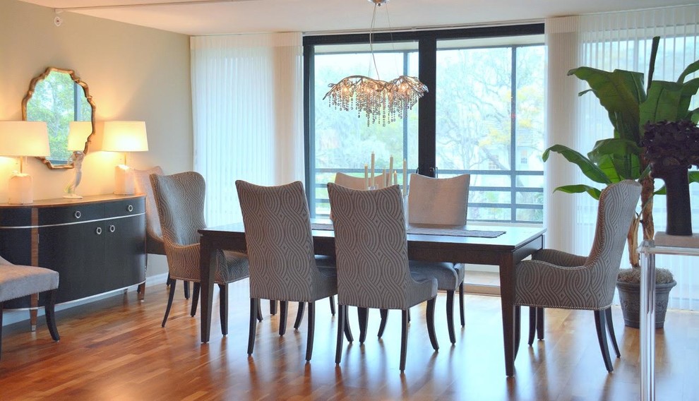 Aménagement d'une grande salle à manger contemporaine avec un mur gris et un sol en bois brun.