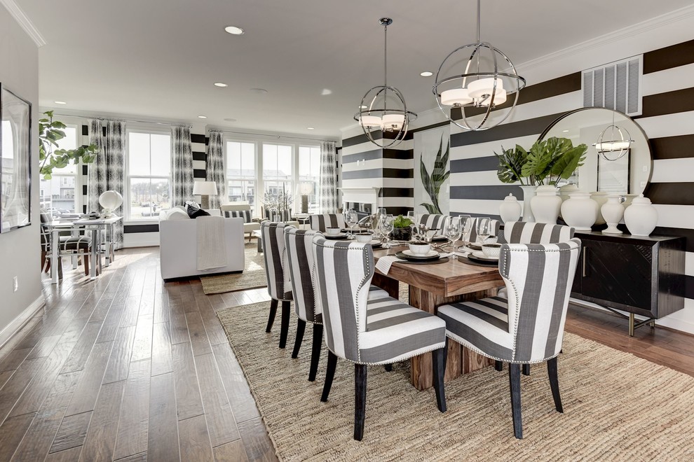Imagen de comedor clásico renovado abierto con paredes blancas, suelo de madera en tonos medios y suelo marrón