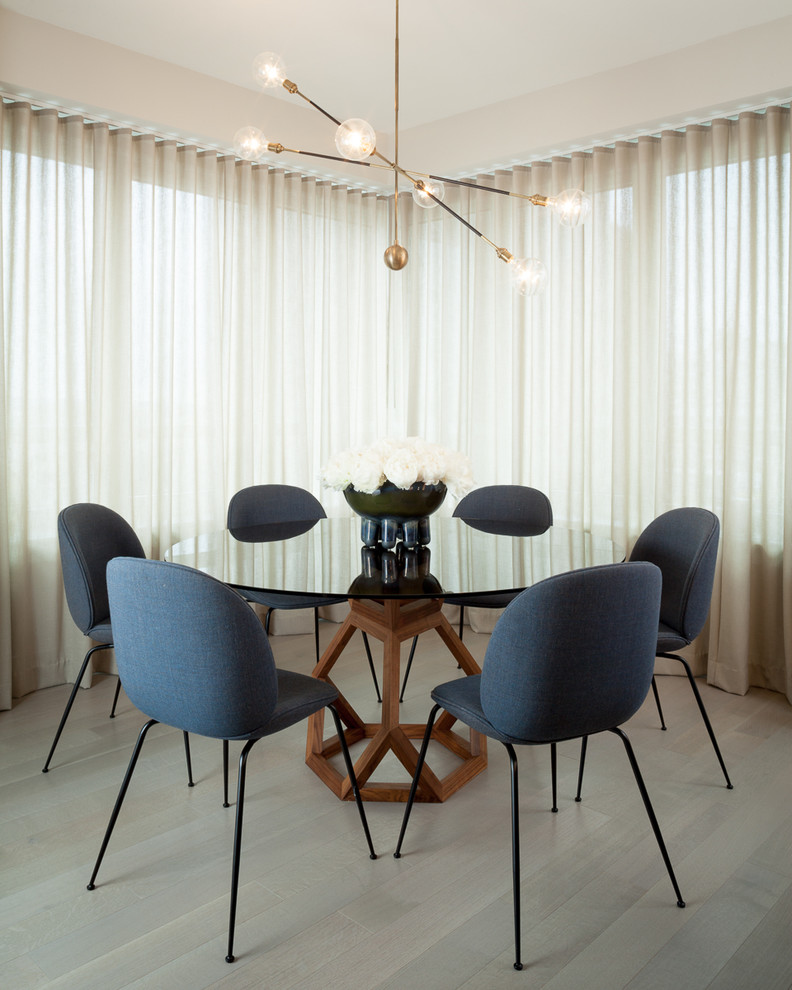 Idee per una sala da pranzo contemporanea di medie dimensioni con pareti beige, parquet chiaro e pavimento grigio
