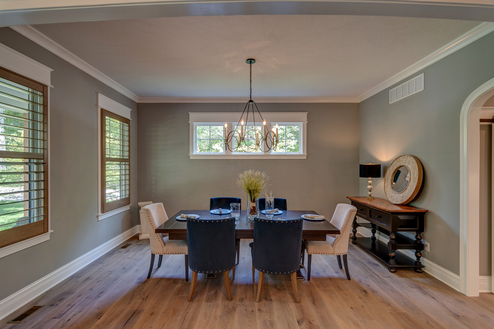 Idee per una sala da pranzo stile americano con pareti grigie, pavimento in legno massello medio e pavimento marrone